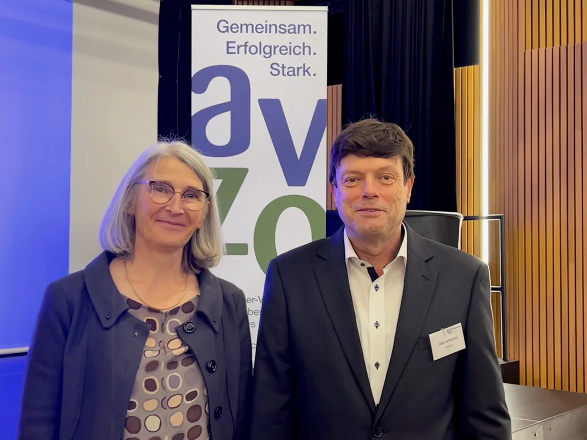 Annette Lenzlinger und Otto Schlosser lächeln in die Kamera.